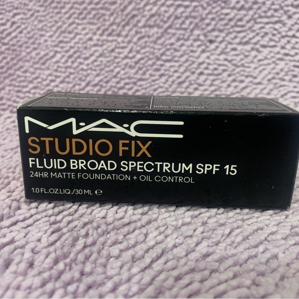 MAC Cosmetics Studio Fix Fluid Foundation SPF 15 - Black and Gold